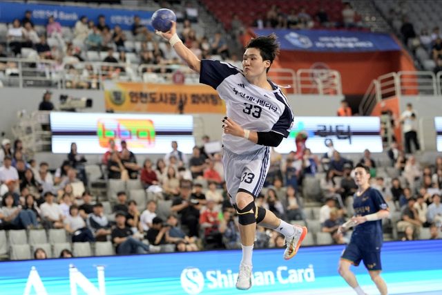 19일 인천도시공사와 경기에서 슛을 던지는 두산 김태웅