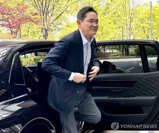 인도·베트남 경제사절단 동행 위해 출국하는 이재용 회장