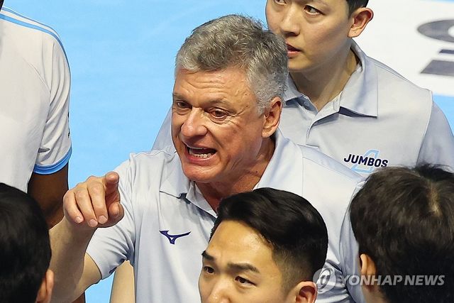 작전 지시하는 대한항공 헤난 감독