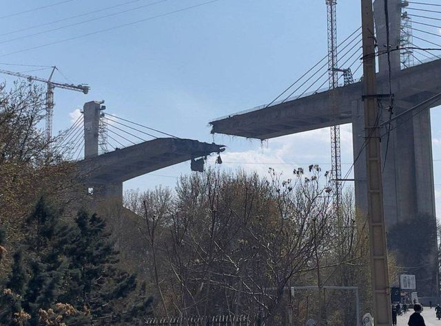 공습을 받아 상판 일부가 뜯기듯 무너져 내린 이란의 교량