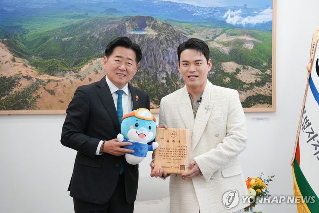 제주 체전 홍보대사 가수 천록담(오른쪽)