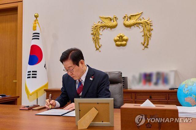 집무 보는 이재명 대통령