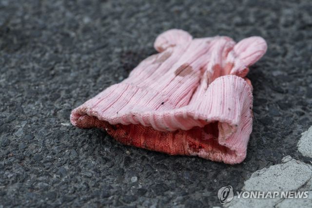 1일(현지시간) 미국 뉴욕 브루클린에서 발생한 총격 사건으로 숨진 생후 7개월 아기의 모자가 바닥에 떨어져 있다. 