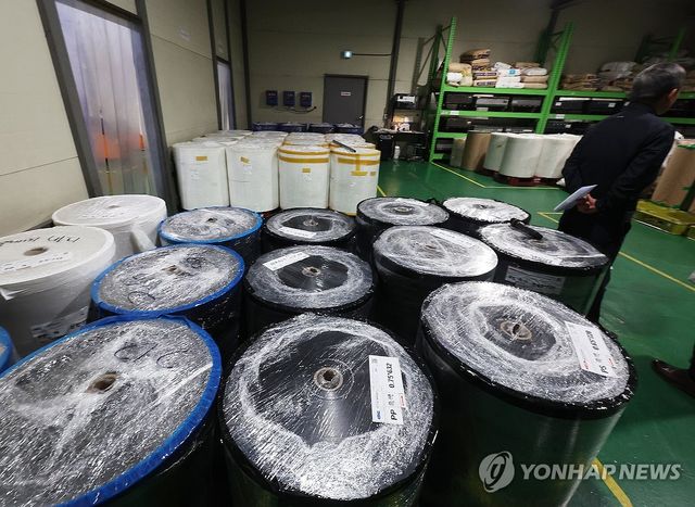 플라스틱 포장 용기 원자재 창고 모습