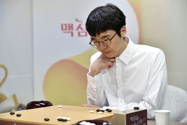 변상일 9단이 맥심커피배 입신최강전 정상에 올랐다.