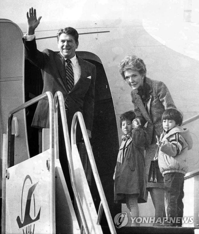 한국 방문 마치고 떠나는 레이건 대통령과 부인 낸시 여사