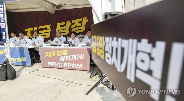 조국혁신당 최고위원회의에서 발언하는 조국 대표