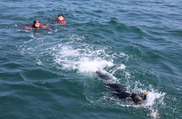 바다에 뛰어들어 현장 대응력 점검하는 김인창 동해해경청장(왼쪽)