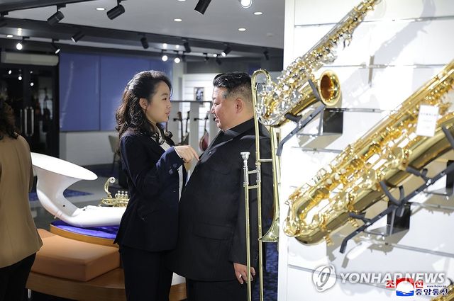 김정은, 개업 앞둔 화성지구 4단계 상업시설 시찰