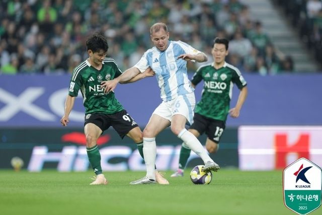 지난해 전북과 울산의 대결 모습.