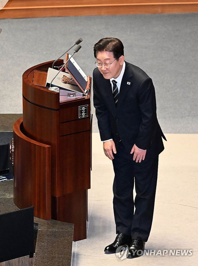 '전쟁 추경' 시정 연설 전 국민의힘 의원들에게 인사하는 이재명 대통령