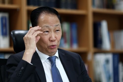 연합뉴스와 인터뷰 중인 김진우 박사