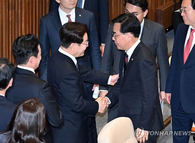 국민의힘 송언석 원내대표와 대화하는 이재명 대통령