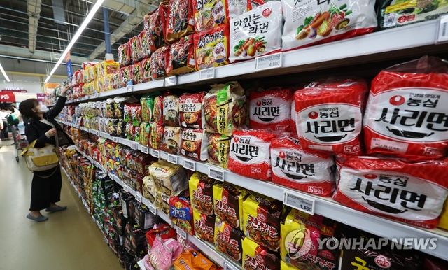 대형마트에 진열된 라면