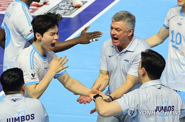 환호하는 정한용