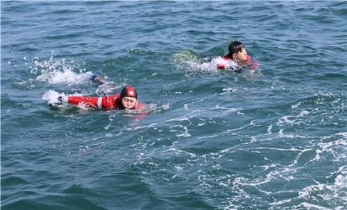 바다에 뛰어들어 현장 대응력 점검하는 김인창 동해해경청장(왼쪽)