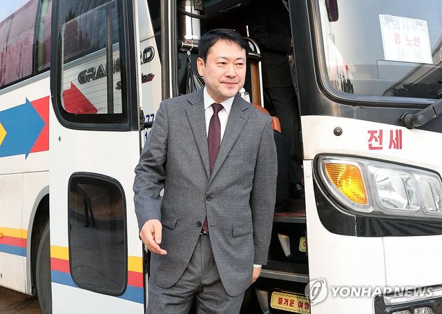 버스타고 출근하는 장동혁 대표