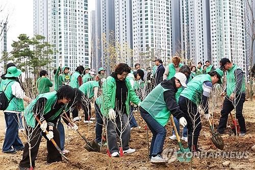 식목일 앞두고 나무 심어요