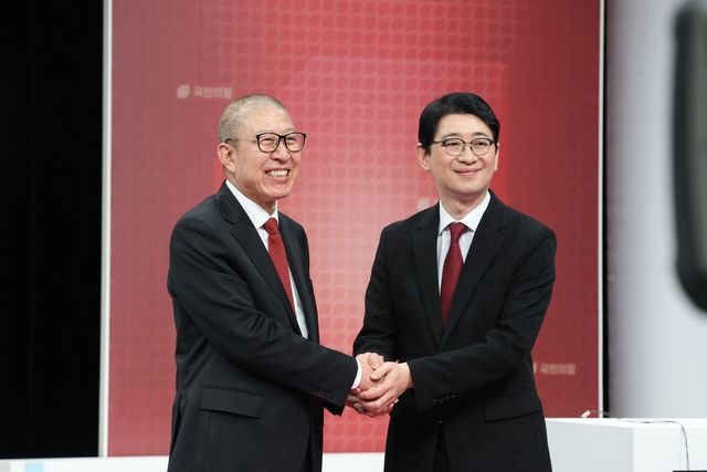 2차 TV 토론 나선 박형준 부산시장과 주진우 국회의원