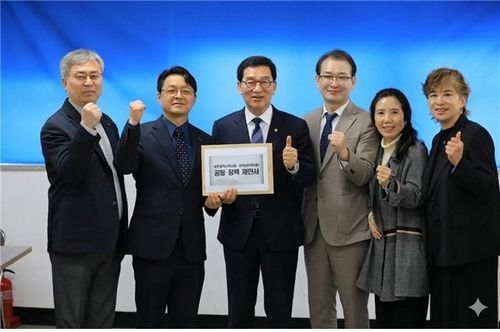 기념 촬영하는 신정훈 후보(왼쪽 세 번째)와 전남광주약사회 회장단