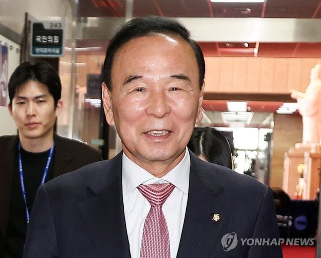 당 대표실 나서는 국민의힘 박덕흠 공천관리위원장