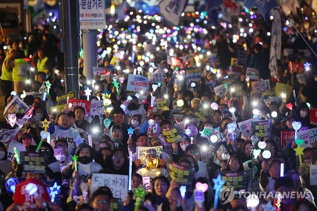 다시 빛나는 응원봉, 구호 외치는 참가자들