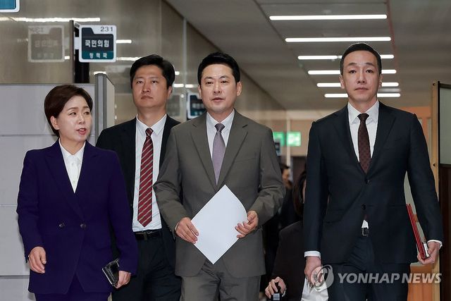 국민의힘 최고위원회의 향하는 장동혁 대표