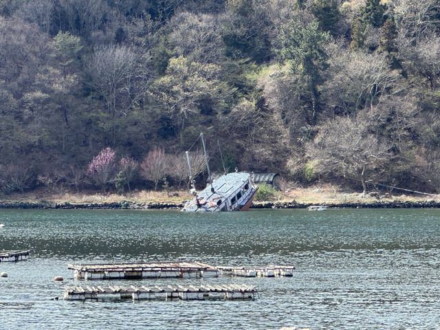 창원 앞바다에 좌주한 폐여객선