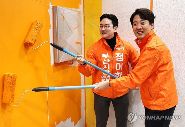 개혁신당 정이한 후보(왼쪽)와 이준석 대표