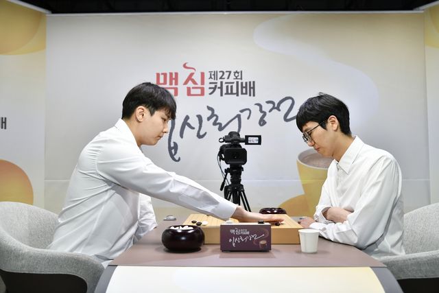 변상일(오른쪽)이 박정환을 꺾고 입신최강전에서 우승했다.