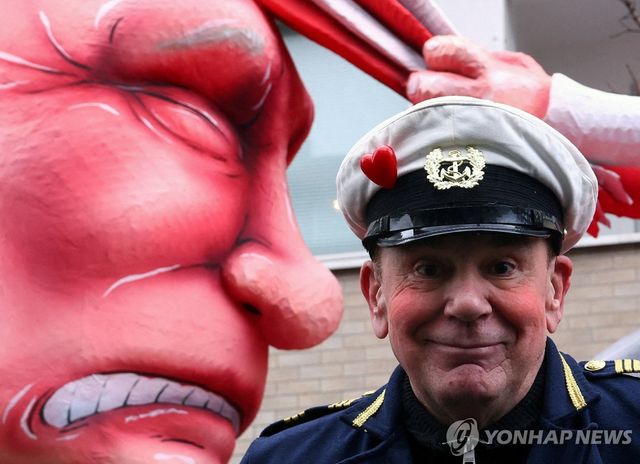 자크 틸리(오른쪽)와 푸틴 풍자 조형물