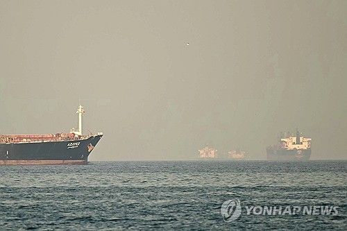 아랍에미리트 푸자이라 항구 인근 해상의 유조선과 컨테이너선들