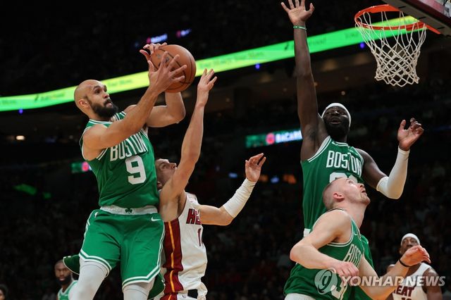 보스턴 셀틱스와 마이애미 히트의 경기 장면