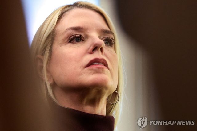 경질된 팸 본디 미 법무장관