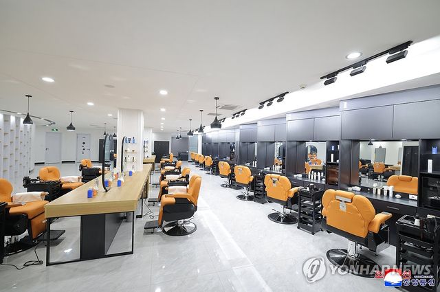 김정은, 개업 앞둔 화성지구 4단계 상업시설 시찰