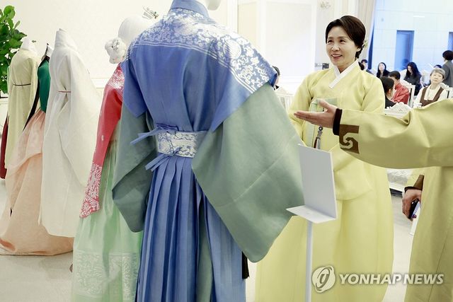 한복 설명 듣는 김혜경 여사