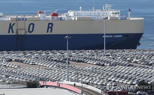 평택항에 세워져 있는 수출용 자동차