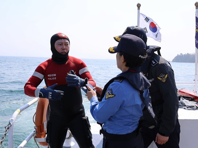 슈트 입고 현장 대응력 점검 나선 김인창 동해해경청장(왼쪽)