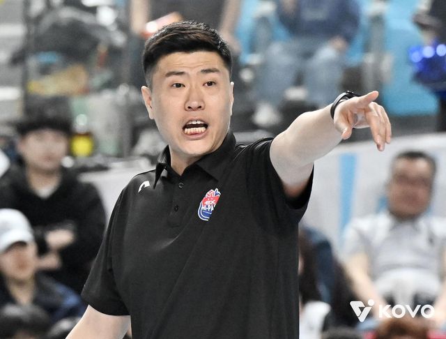 도로공사 지휘하는 김영래 감독대행