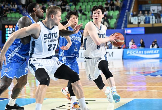 역대 단독 2위에 해당하는 46경기 연속 두 자릿수 득점 올린 이정현