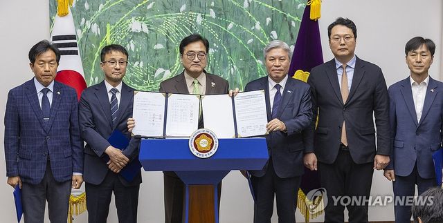 국회의장과 개헌 추진 정당 원내대표들 합의서와 선언문 공개