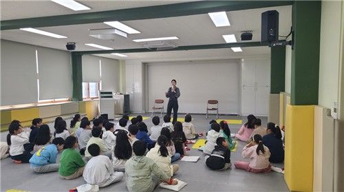동작경찰서가 동작관악교육지원청과 협업해 신학기 초등학교 저학년을 대상으로 운영하는 '찾아가는 체험형 아동 약취·유인 역할극' 프로그램.[동작경찰서 제공. 재판매 및 DB 금지]