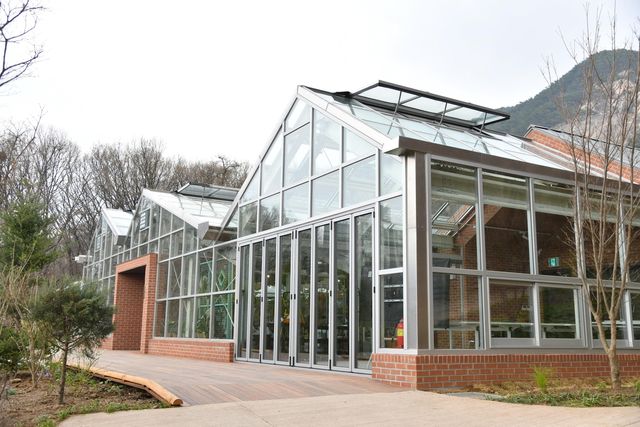 정원지원센터와 카페 포레스트 외경