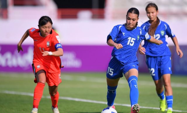 볼을 다투는 한국 U-20 여자 대표팀의 주장 조혜영(왼쪽)