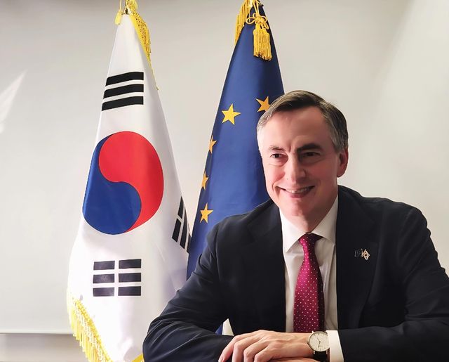 인터뷰하는 유럽의회 외교위원장