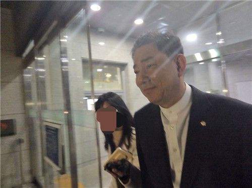 2일 오후 9시 30분께 김병기 의원이 서울경찰청 마포청사에서 피의자 신분으로 5번째 소환 조사를 받은 뒤 건물을 나오고 있다. [촬영 박수현]