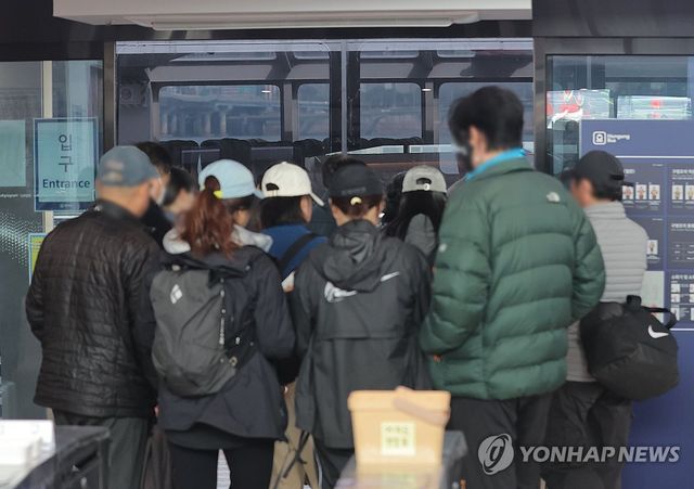 여의도 한강버스 선착장 이용하는 시민들