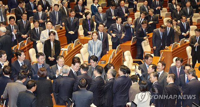 환영 받으며 시정연설 입장하는 이재명 대통령
