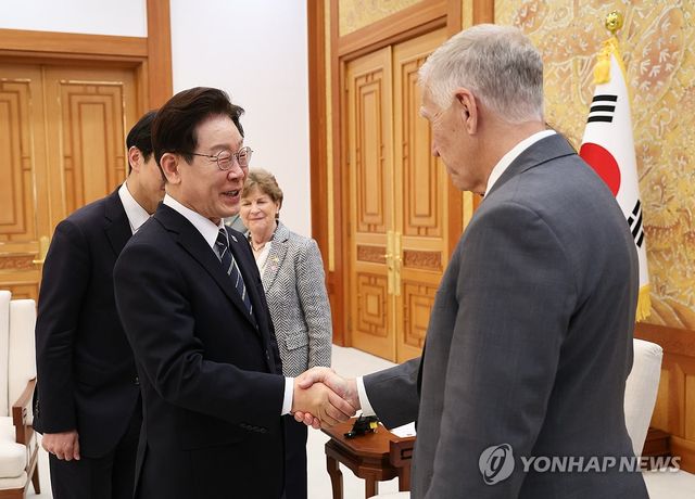 악수하는 이재명 대통령과 톰 틸리스 의원