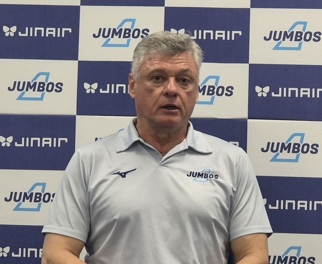 답변하는 헤난 대한항공 감독